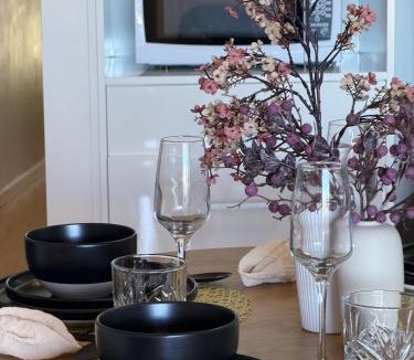 Norman Park Apartment | 2B2B Apt with courtyard - Close to CBD - Free parking