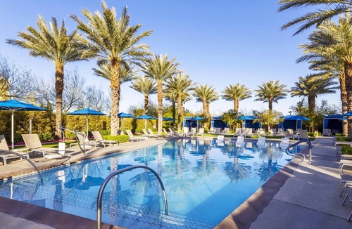 Las Vegas Condo | 2BD/Vegas - Full Kitchen, Washer/Dryer, and Private Living Room!