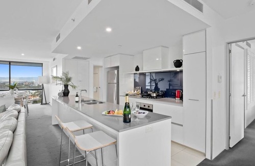 Surfers Paradise Apartment | 2BR Unit Heart of Surfers Paradise - Spa, Pool