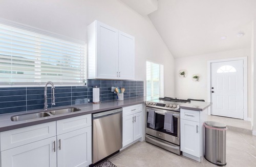 Coronado House | 2BR w private backyard, in-home laundry!