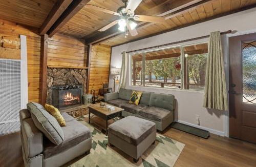 Woodlands House | 3 Bears - NEW Fireplace, Smart TV, Gambrel style cabin