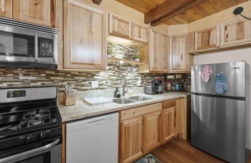 Woodlands House | 3 Bears - NEW Fireplace, Smart TV, Gambrel style cabin