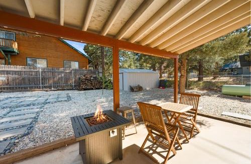 Woodlands House | 3 Bears - NEW Fireplace, Smart TV, Gambrel style cabin