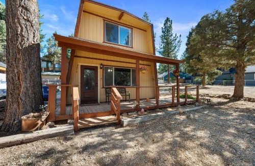 Woodlands House | 3 Bears - NEW Fireplace, Smart TV, Gambrel style cabin