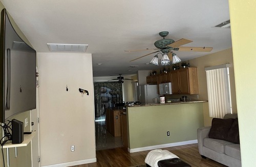 Sunrise Manor House | 3 bedroom 4beds 2.5 bath 10 min to Downtown 15 to Strip!