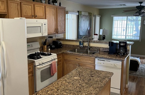 Sunrise Manor House | 3 bedroom 4beds 2.5 bath 10 min to Downtown 15 to Strip!