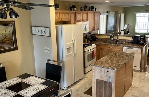 Sunrise Manor House | 3 bedroom 4beds 2.5 bath 10 min to Downtown 15 to Strip!