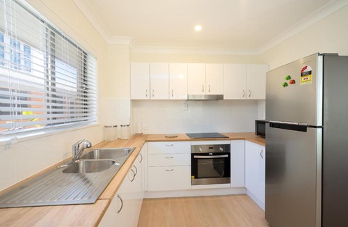 Main Beach Apartment | 3 Bedroom Apartment Minutes from Main Beach
