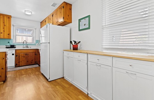 Allied Gardens House | 3 bedroom Central Escape - Hot Tub, Fire Pit & newly renovated sunny back yard