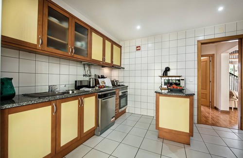 Mato Serrao Condo | 3 Bedroom Condo, Air-con, Pool, fast WiFi, 7 mins walk to Carvoeiro Beach!