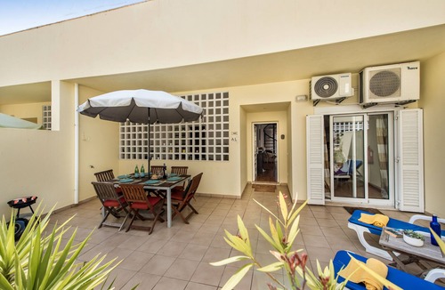 Mato Serrao Condo | 3 Bedroom Condo, Air-con, Pool, fast WiFi, 7 mins walk to Carvoeiro Beach!