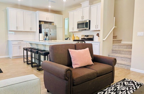 Raisin House | 3-bedroom house in beautiful Madera in private gated community w/pool access