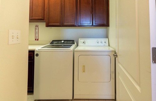 Tulare House | 3-bedroom house in Tulare with washer and dryer