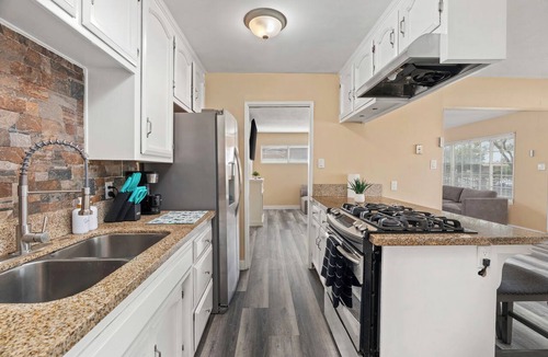 Pumpkin Center House | 3-bedroom Pool house in soothing Bakersfield with AC for relaxing stays