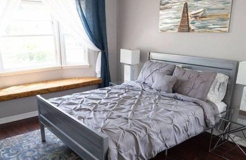 NoHo Arts District Apartment | 3 Bedroom Single family L-576154 by Houzlet
