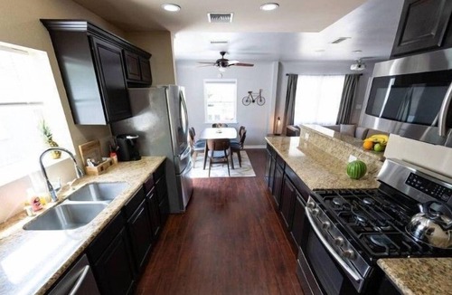 NoHo Arts District Apartment | 3 Bedroom Single family L-576154 by Houzlet