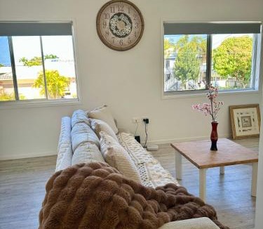 Gold Coast House | 3 bedrooms 3 bed 1bathroom whole ground floor of a double story house