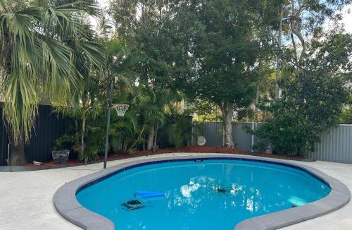 Gold Coast House | 3 bedrooms 3 bed 1bathroom whole ground floor of a double story house