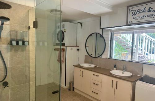 Gold Coast House | 3 bedrooms 3 bed 1bathroom whole ground floor of a double story house