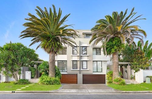 Surfers Paradise Villa | 3 m Luxury Waterfront Villa in Paradise Pets Welcome
