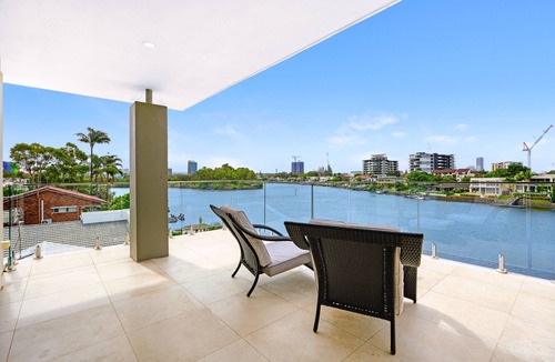 Surfers Paradise House | $3 Million Waterfront Villa - pets welcome