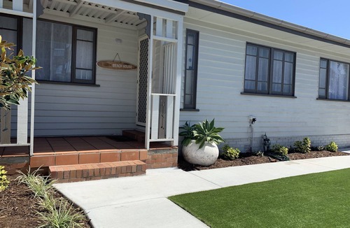 Labrador House | 3 month+ stays Gold Coast Broadwater Cottage