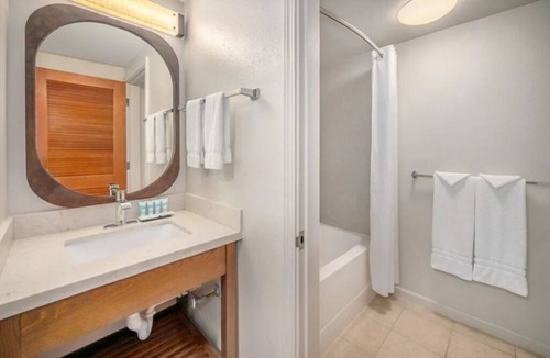 Kahului Hotel | 3 Oceanview Room Ideal for Family Beachside Relaxation | Near Kanaha Beach Park