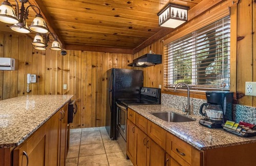 Bass Lake Hotel | 3 Relaxing Getaway with Fireplace & Outdoor Fun Minutes from Bass Lake Trails