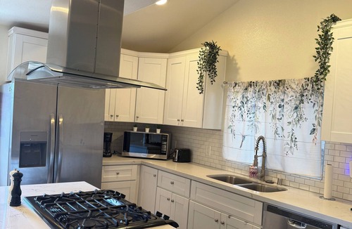Winter Gardens House | 30 minutes away to beaches or mountains, and pet friendly!