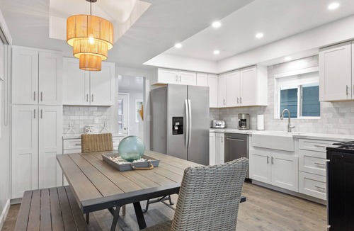 Avalon House | 320E: Townhome 2BR, Balcony Views, Walk to Beach