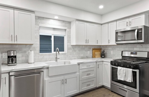 Avalon House | 320E: Townhome 2BR, Balcony Views, Walk to Beach