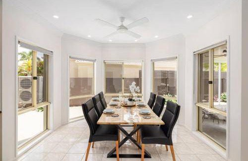 Benowa House | 371 m² House ∙ 4 bedrooms ∙ 10 guests