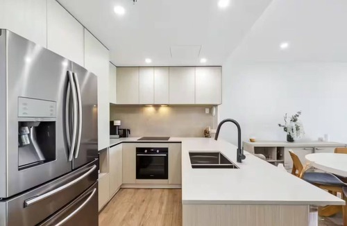 Gold Coast Apartment | 3BR, 2BA Spacious Apartment with Parking. Common Pool & BBQ areas in Gold Coast
