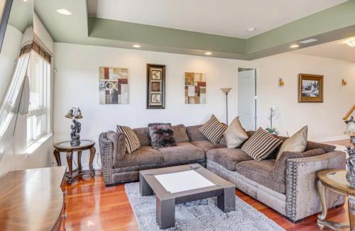 Thousand Oaks House | 3BR Mountain Retreat with 2 Executive Suites & Scenic Views Sleeps 6
