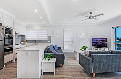 Broadbeach Waters Apartment | 3br Spacious Broadbeach Lakefront Apartment - CoastHM