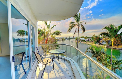 Broadbeach Waters Apartment | 3br Spacious Broadbeach Lakefront Apartment - CoastHM