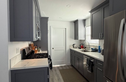 Lawndale House | 3BR w/Hot Tub & Backyard Near Beach, Manhattan Beach& SoFi stadium w AC