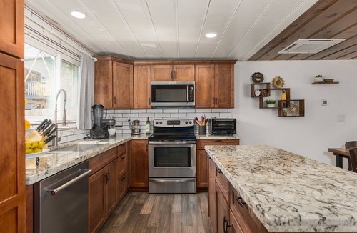 Old Southwest House | 3BR w/shared Hot Tub & Backyard Oasis
