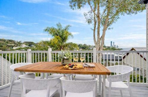 Red Hill House | 4 Bed Queenslander City Views Walk to Suncorp Deck + Parking
