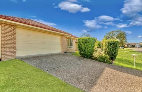 Raceview House | 4 Bedroom House ipswitch Near City