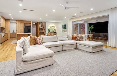 Burleigh Heads House | 4 Bedroom House with AirCon & Pool, Walk to Beach
