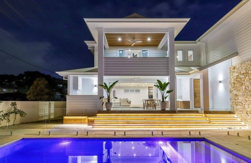 Burleigh Heads House | 4 Bedroom House with AirCon & Pool, Walk to Beach