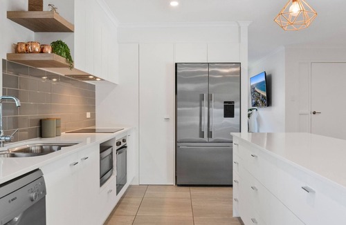 Maroochydore House | 4 bedrooms house, book 4 nights pay for 3 during low season