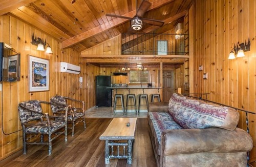 Bass Lake Hotel | 4 Lakeside Chalet with Fireplace & Marina Fun Near Yosemite National Park
