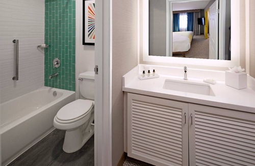 Venice Hotel | 4 Quad Courtyard View King Suite at The Kinney Venice Beach!