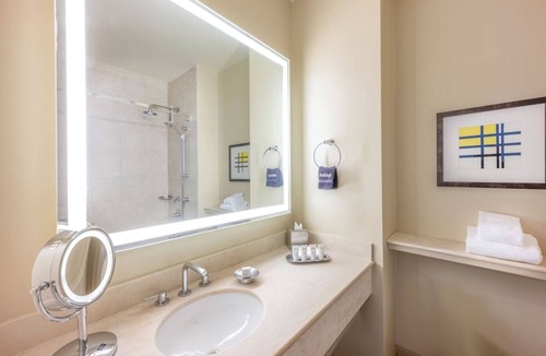 Redwood Shores Hotel | 4 x Two Double Water View Room at Grand Bay San Francisco Hotel, Onsite Pool