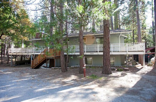 North Wawona Cabin | (48R) The Tree House II at The Redwoods In Yosemite