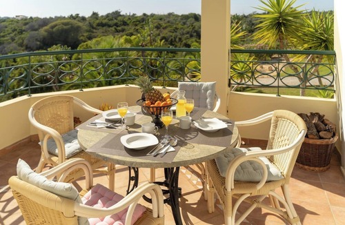 Estombar Ski Chalet | 49 Presa da Moura Superbly 2 Bed Townhouse Close to Carvoeiro