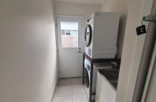 Coomera House | 4b2b Coomera Comfort Lodge Near Theme Park & Westfield