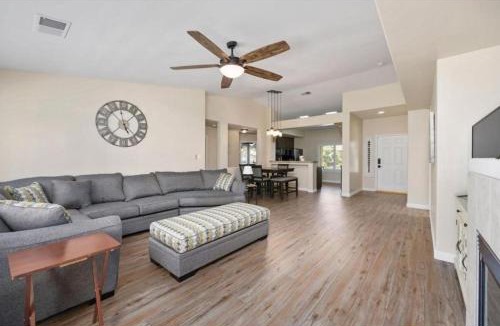 Greenacres House | 4bdrm 2bath Modern Getaway KING Bed Sleeps 8